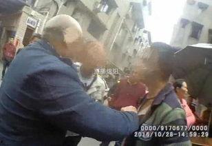 打架吃瓜被误伤视频真实,吃瓜群众意外受伤，揭秘网络暴力现场