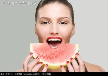 最新吃瓜美女照片视频,吃瓜美女照片视频走红网络，魅力四溢引关注