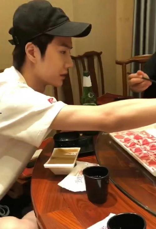 王一博吃瓜肖战视频高清