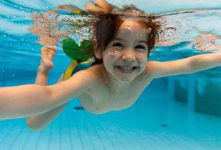 吃瓜中年大叔游泳视频,吃瓜群众围观热议