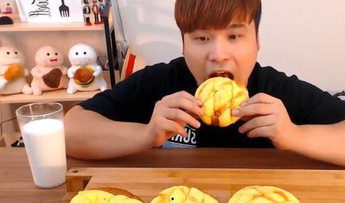 吃哈密瓜的小哥是谁啊视频,揭秘“吃哈密瓜小哥”身份之谜