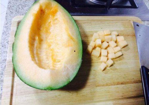 小黑子吃哈密瓜视频,甜蜜滋味尽收眼底