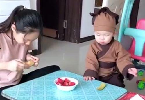 萌娃吃哈密瓜搞笑视频,搞笑瞬间萌翻网友