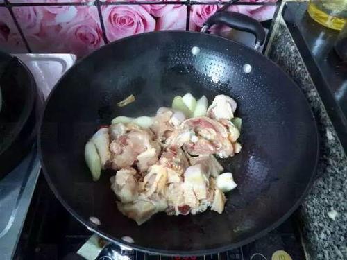 带你吃瓜小鸡炖蘑菇视频,带你品尝“带你吃瓜小鸡炖蘑菇”的独特美味