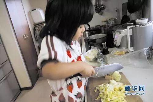 吃瓜父亲教女儿做饭视频,女儿学会做饭的温馨瞬间 第2张 吃瓜父亲教女儿做饭视频,女儿学会做饭的温馨瞬间 第2张