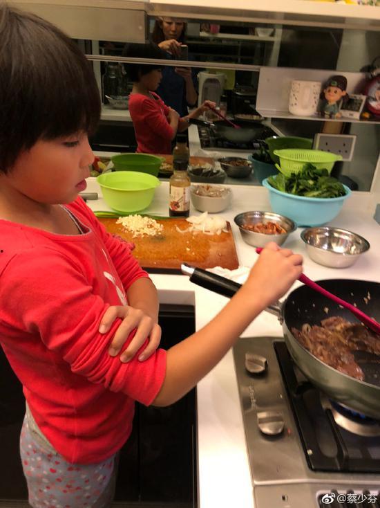 吃瓜父亲教女儿做饭视频,女儿学会做饭的温馨瞬间 第3张 吃瓜父亲教女儿做饭视频,女儿学会做饭的温馨瞬间 第3张