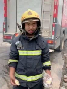 消防员吃哈密瓜的视频,哈密瓜美食瞬间  第2张