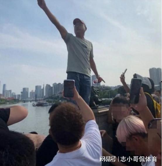 吃瓜大爷跳桥是哪一集视频,揭秘事件背后的真相与反思