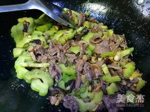 老外吃凉瓜炒牛肉视频,老外亲身体验地道中式烹饪