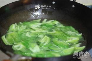 老外吃凉瓜炒牛肉视频,老外亲身体验地道中式烹饪  第2张